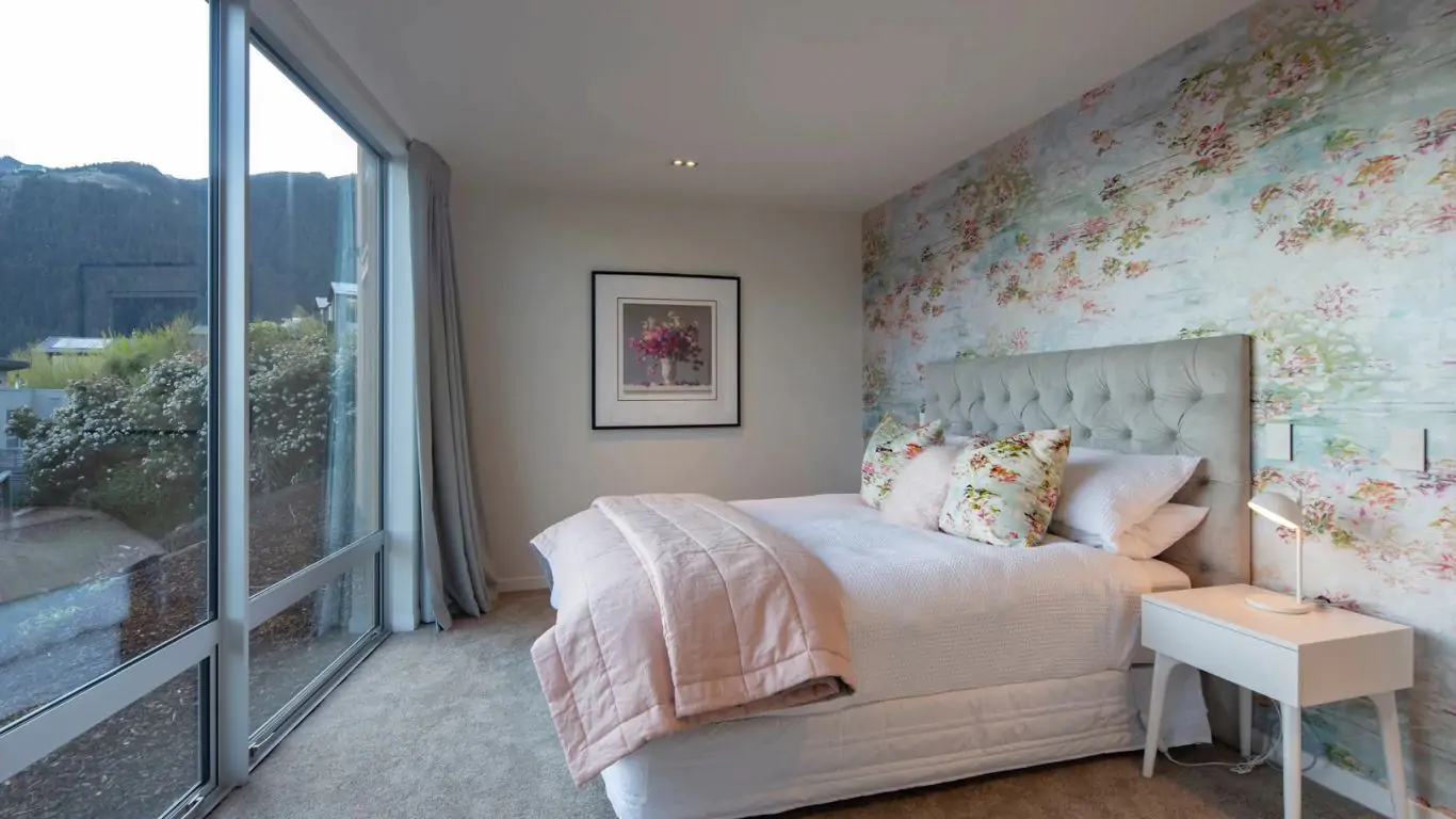 Ladena | New Zealand