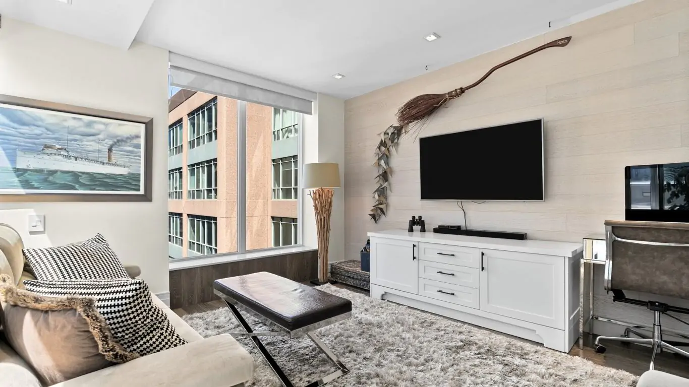 Penthouse Loki | Toronto