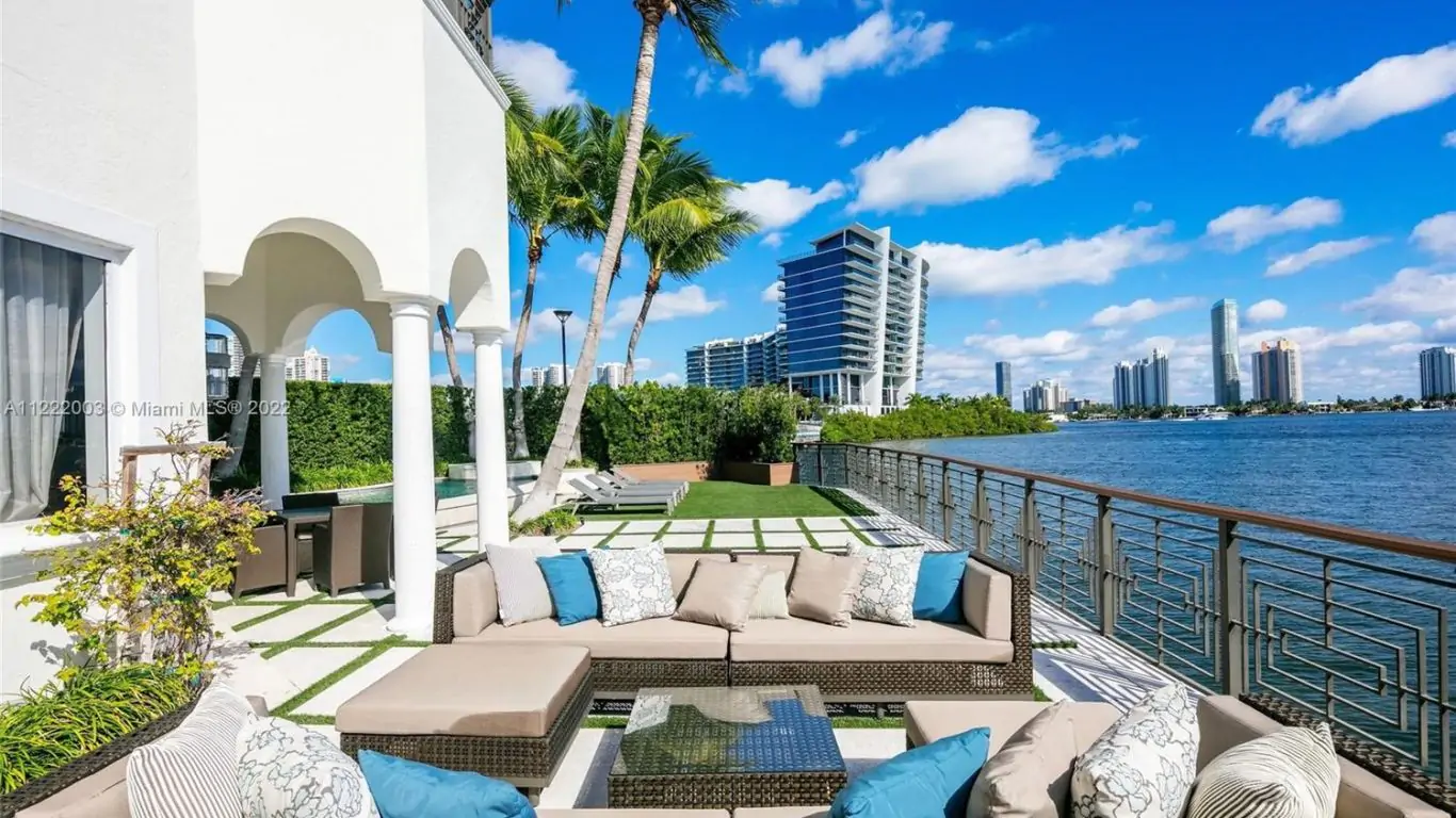 Villa Nessie | Miami
