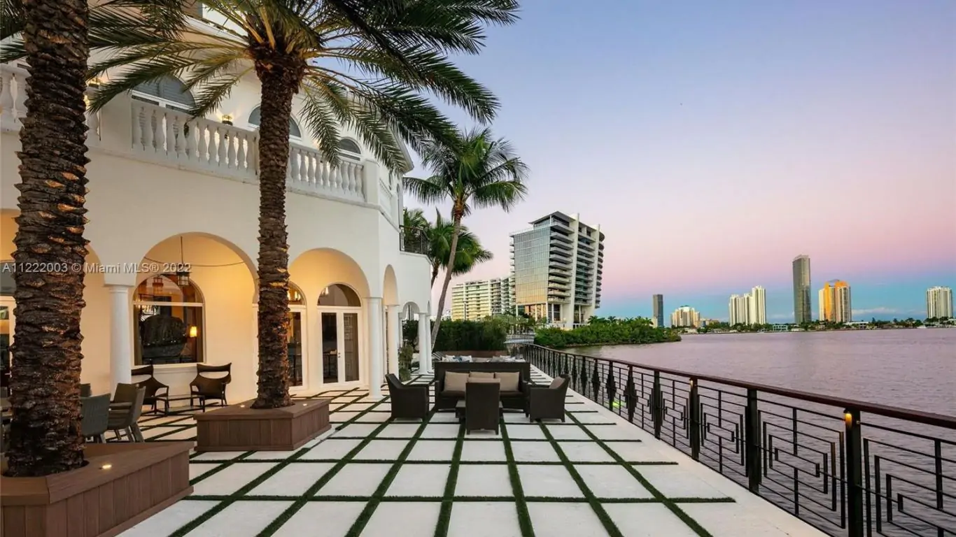 Villa Nessie | Miami