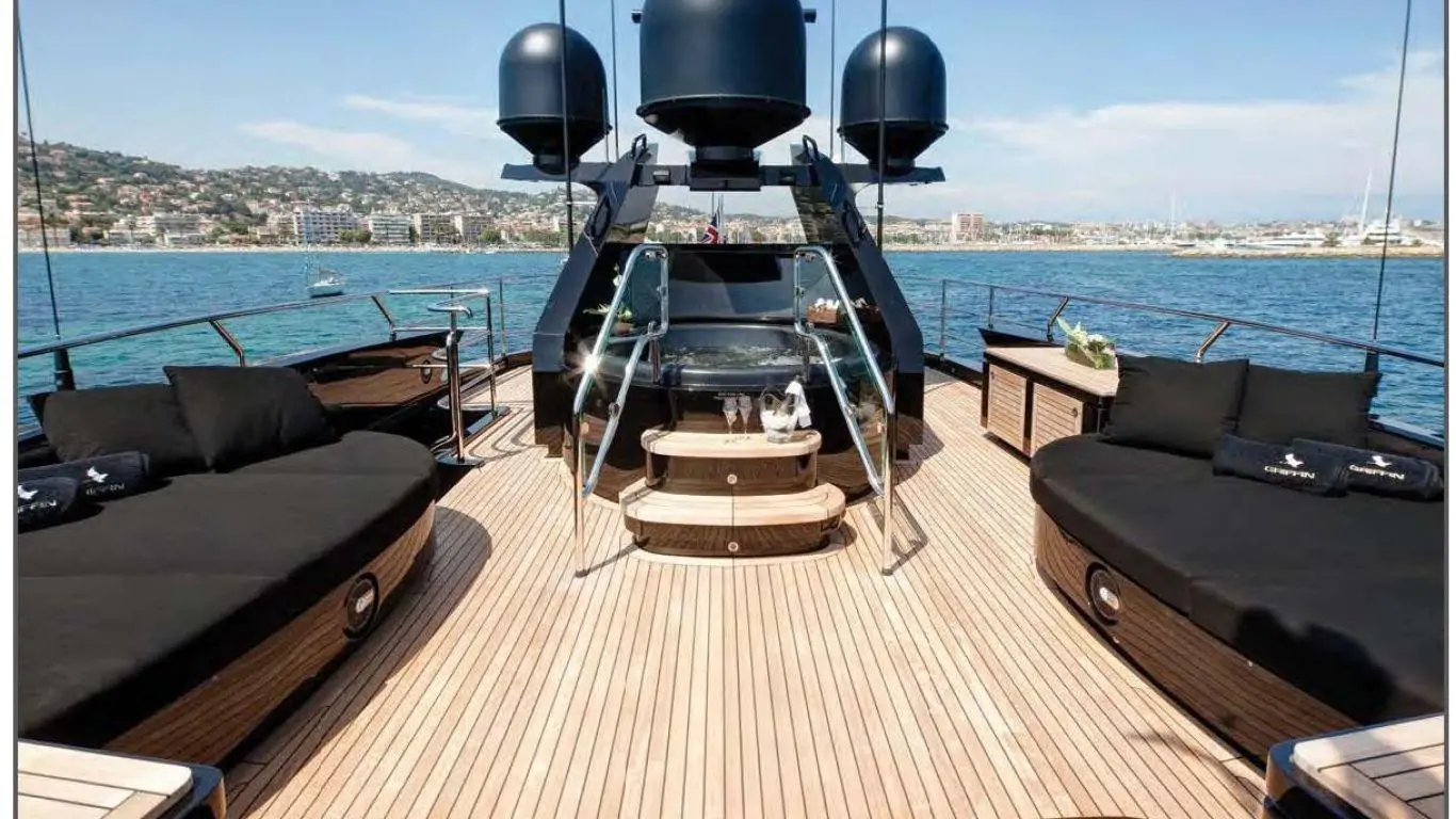 Yacht Defiant 136 | Yachts