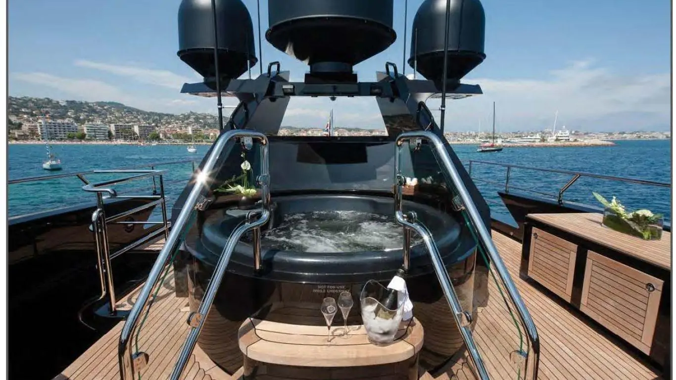 Yacht Defiant 136 | Yachts