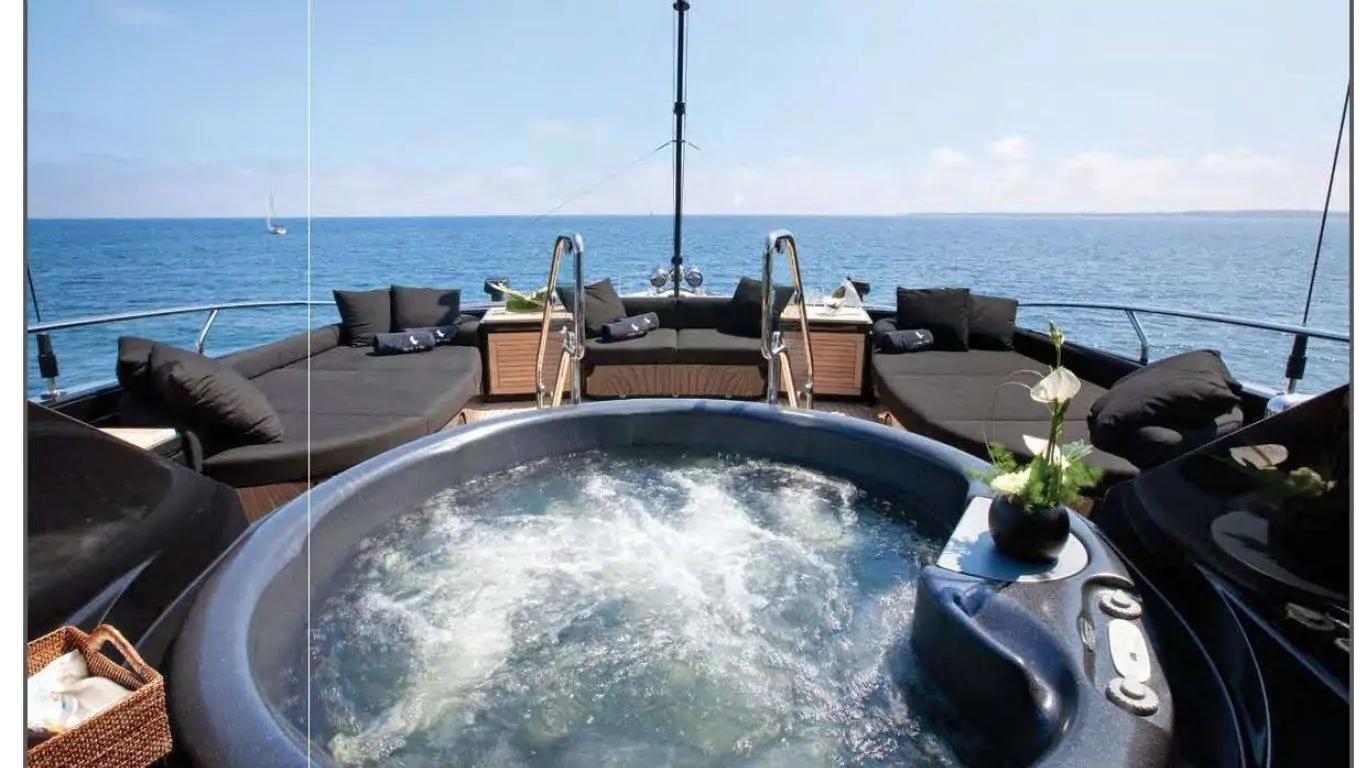 Yacht Defiant 136 | Yachts