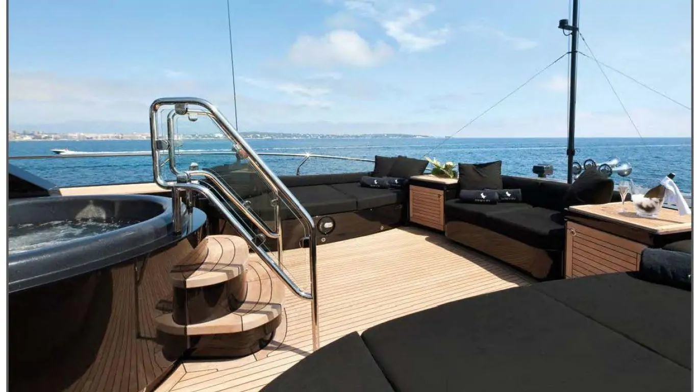 Yacht Defiant 136 | Yachts