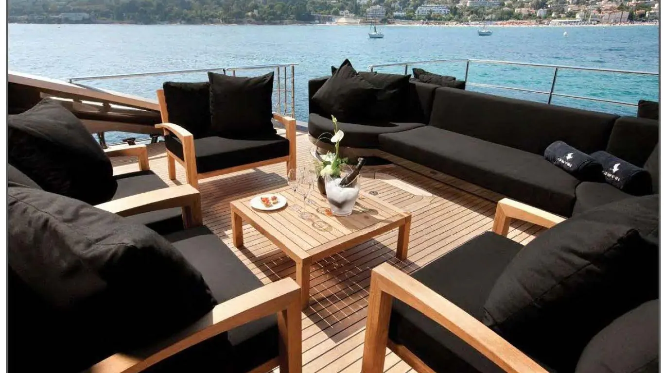 Yacht Defiant 136 | Yachts