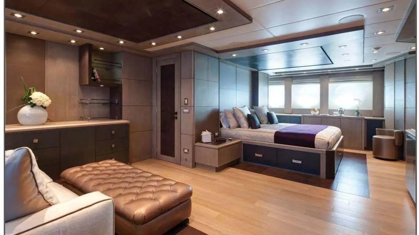 Yacht Defiant 136 | Yachts