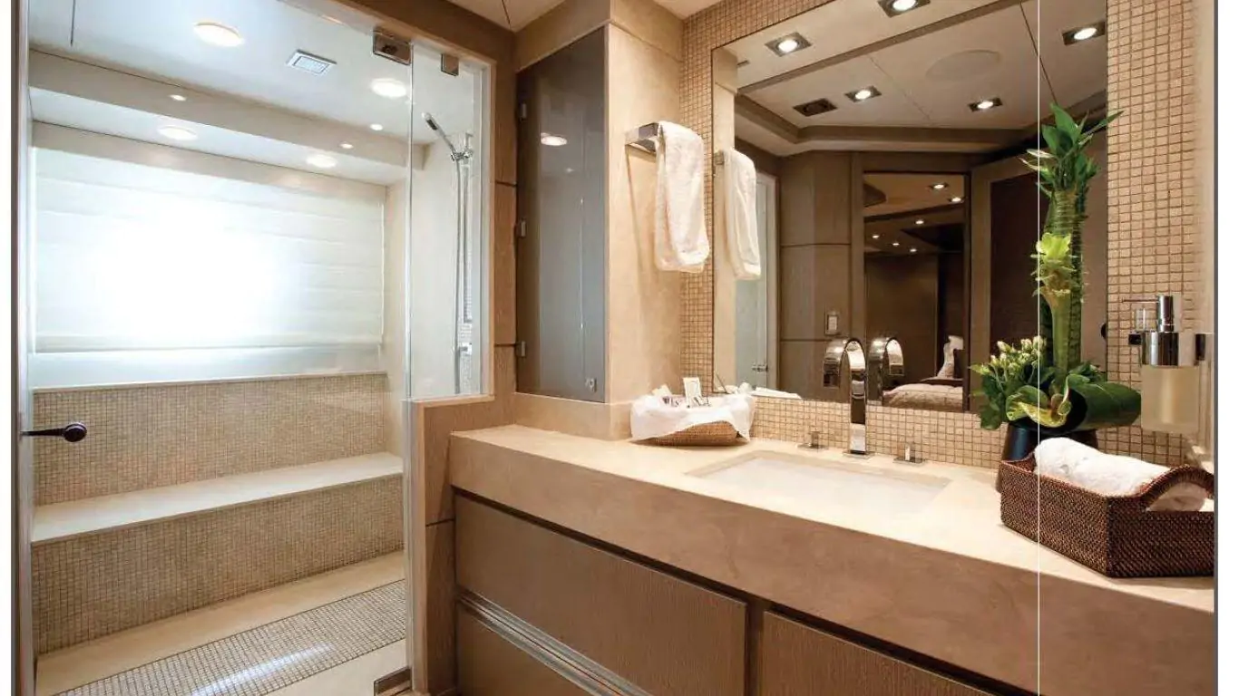 Yacht Defiant 136 | Yachts