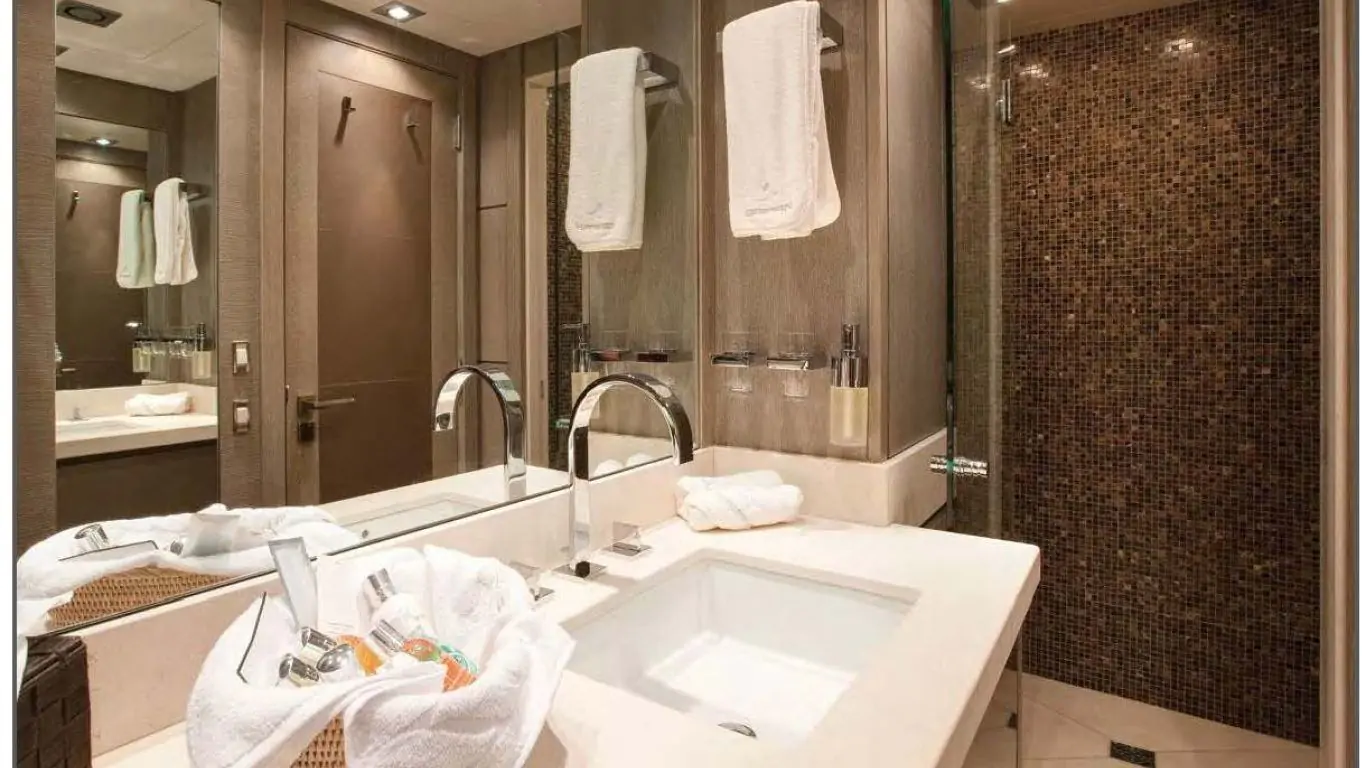 Yacht Defiant 136 | Yachts