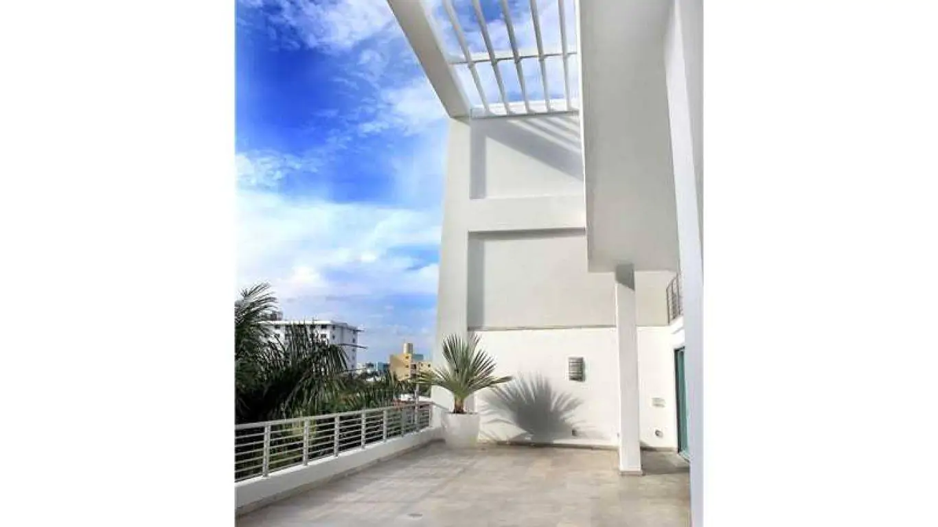 Villa Lori | Miami