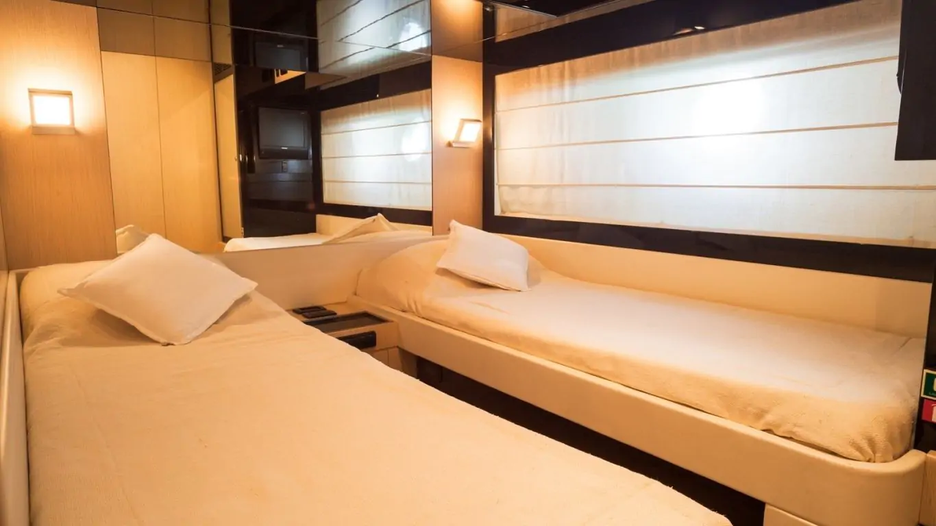 Yacht Dolce Mia 76 | Yachts