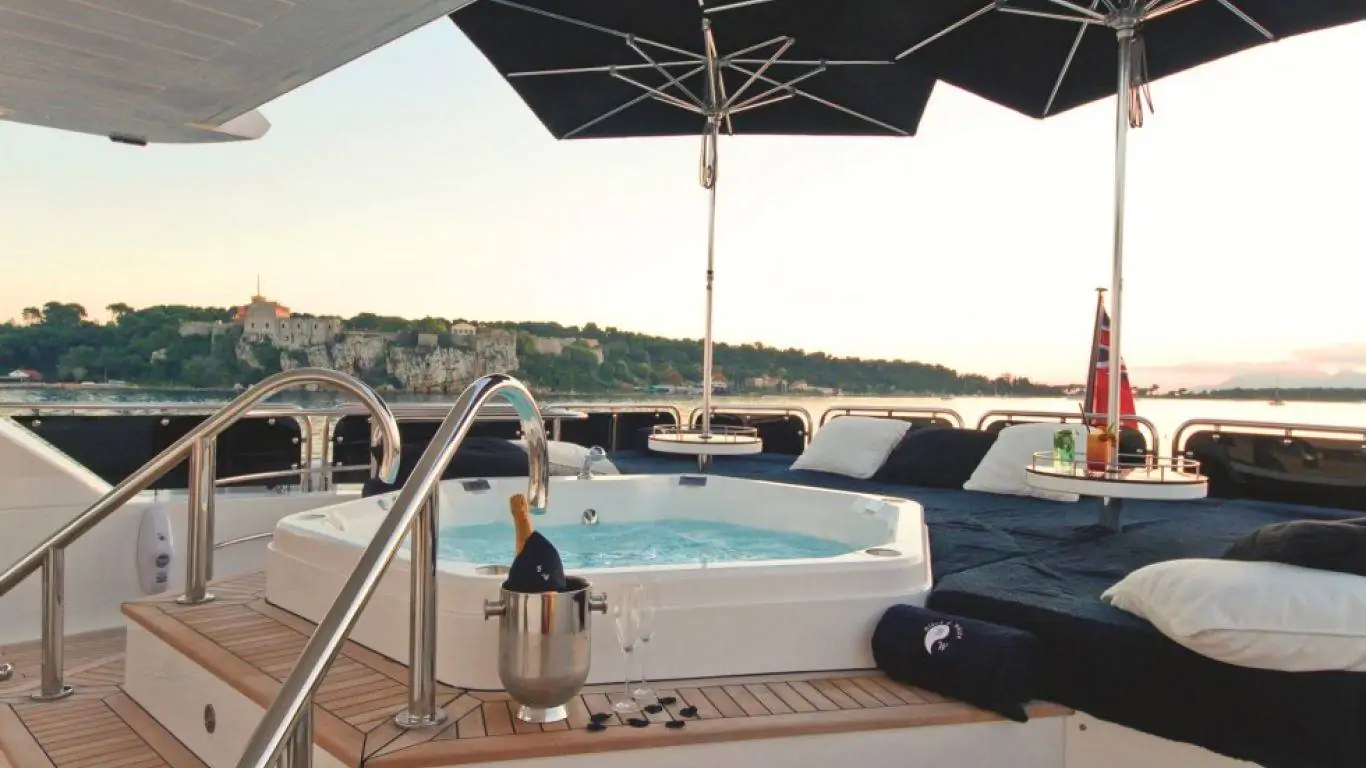 Yacht Black and White 112 | Yachts