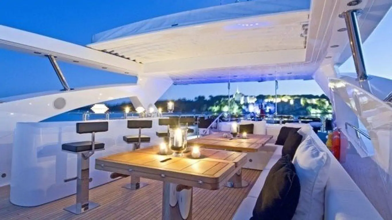 Yacht Black and White 112 | Yachts