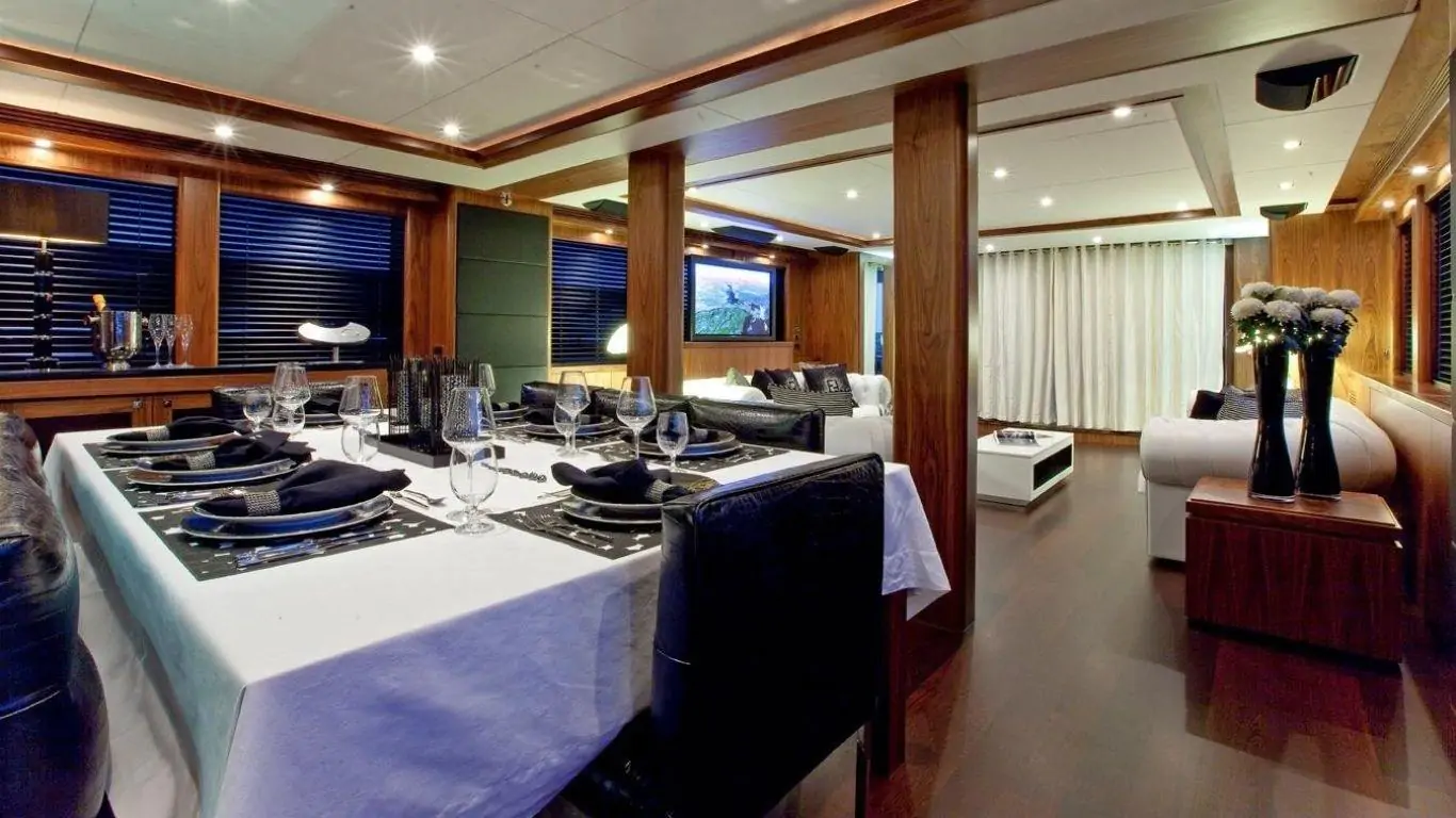 Yacht Black and White 112 | Yachts