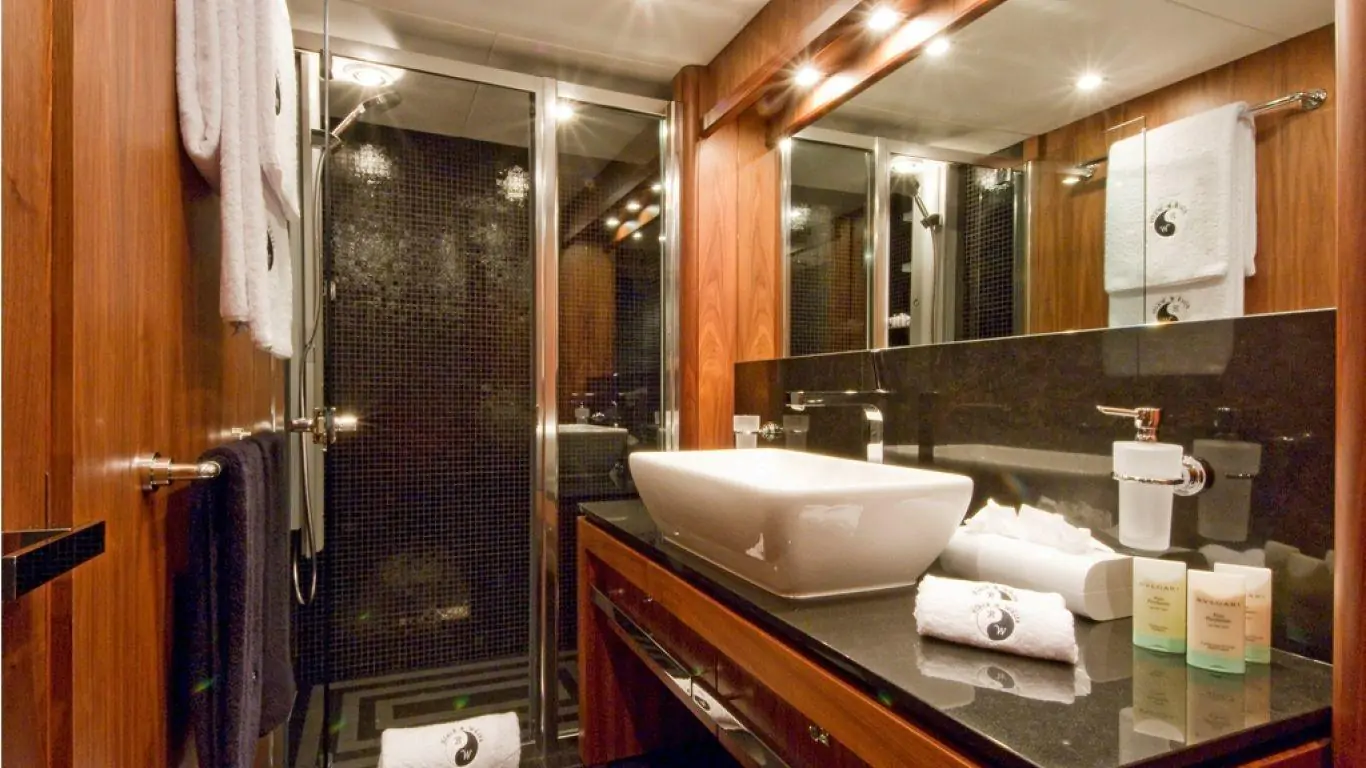 Yacht Black and White 112 | Yachts