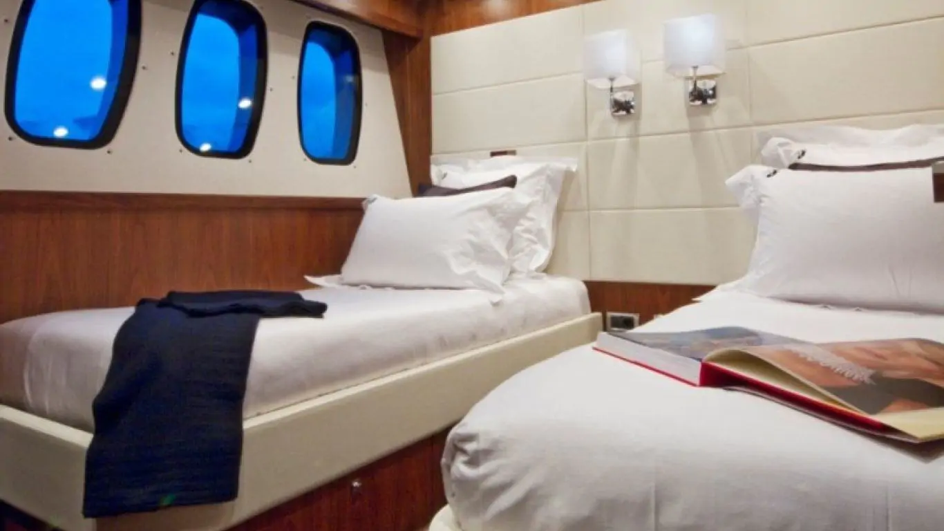 Yacht Black and White 112 | Yachts