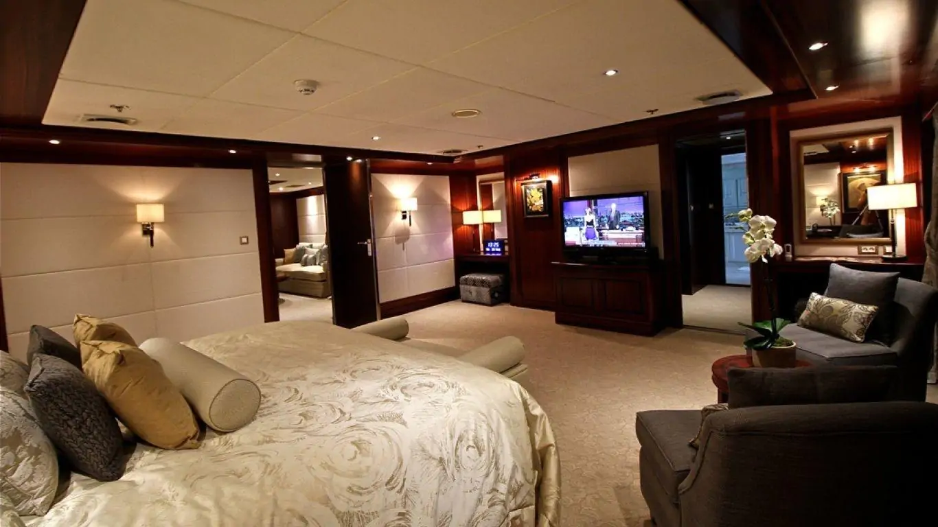 Yacht Lauren L 295 | Yachts