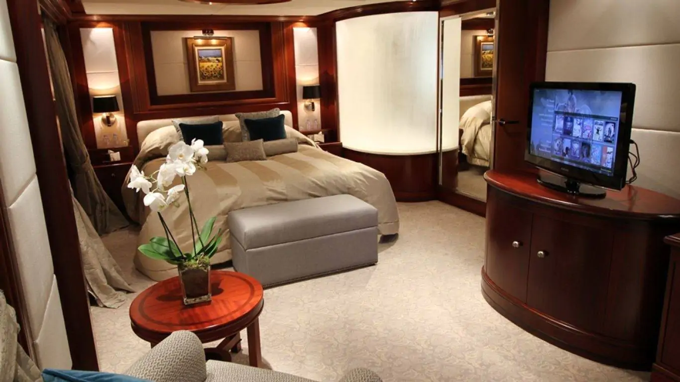 Yacht Lauren L 295 | Yachts