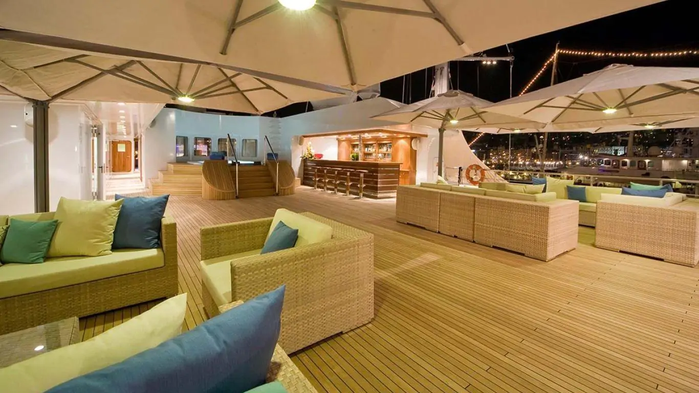 Yacht Lauren L 295 | Yachts