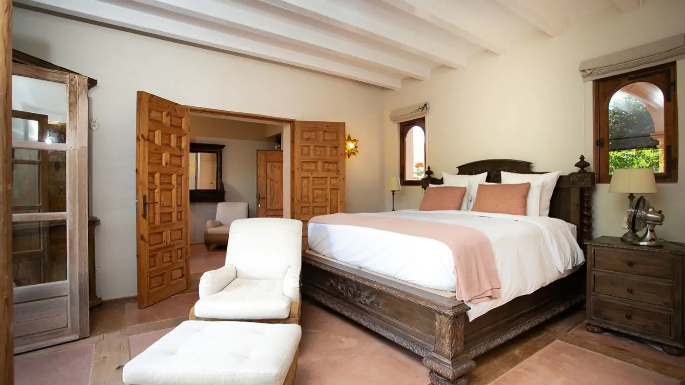 L Hacienda | Bahamian Islands