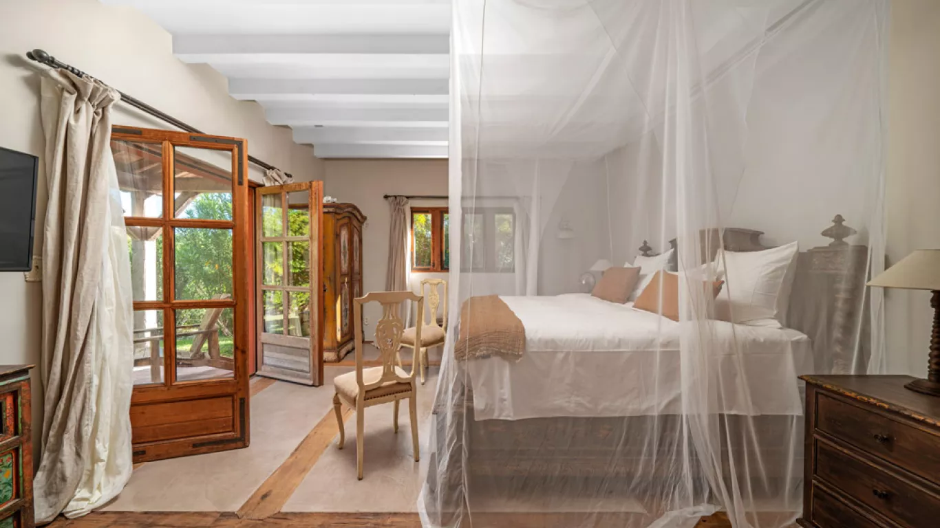 L Hacienda | Bahamian Islands