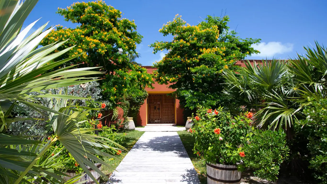 L Hacienda | Bahamian Islands